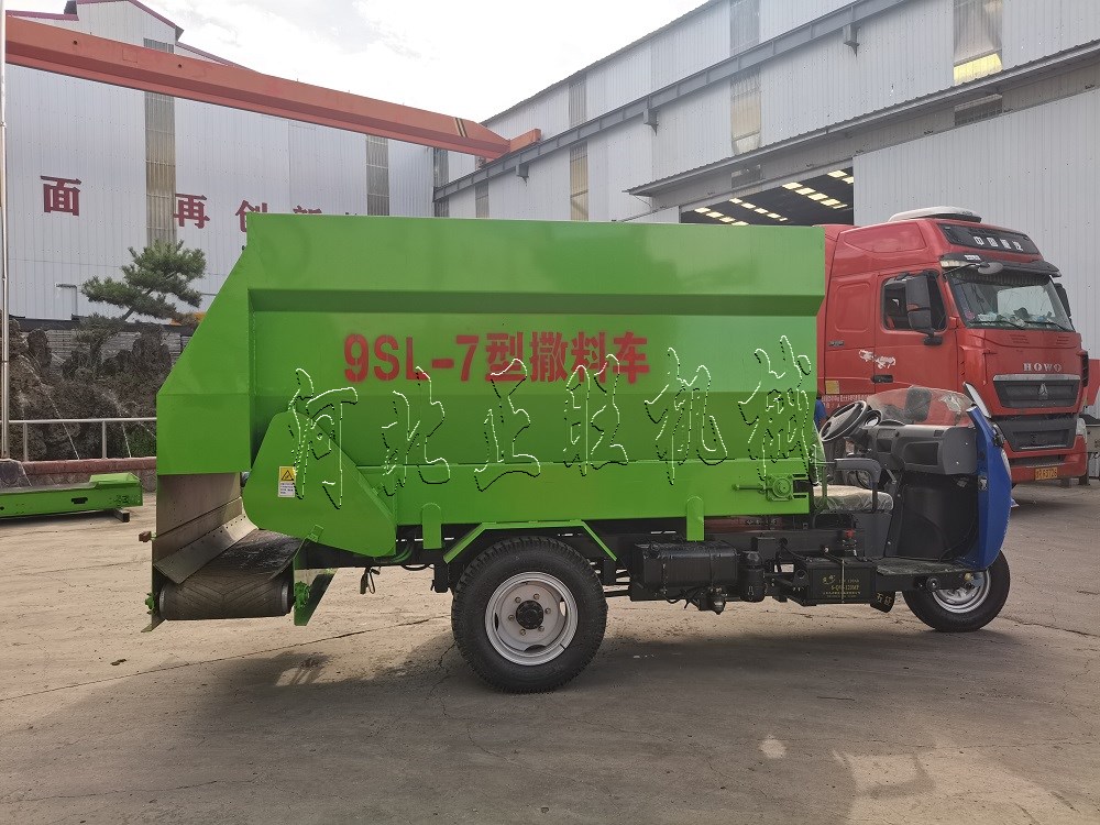 撒料車適用于各類牧場(chǎng)